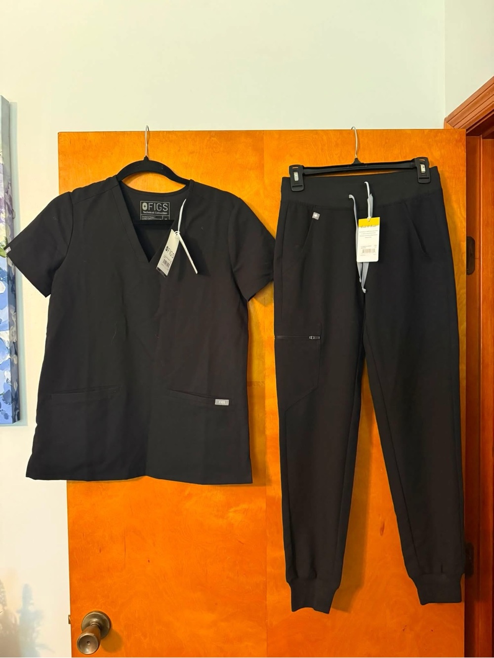 Figs Women’s Black Scrub Top and Jogger Pants Set